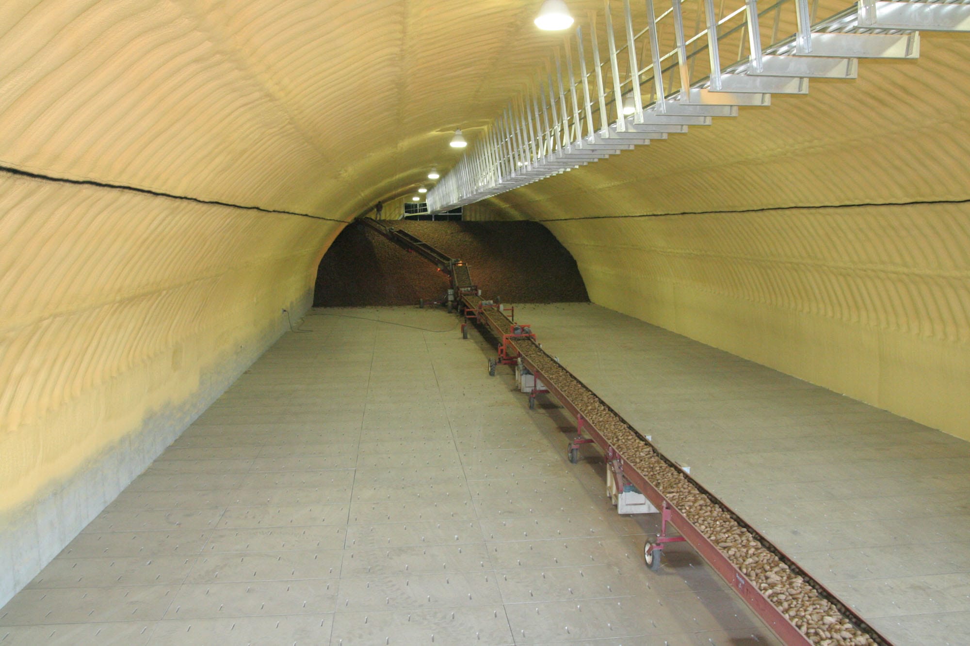 Long storage tunnel with conveyor belt system